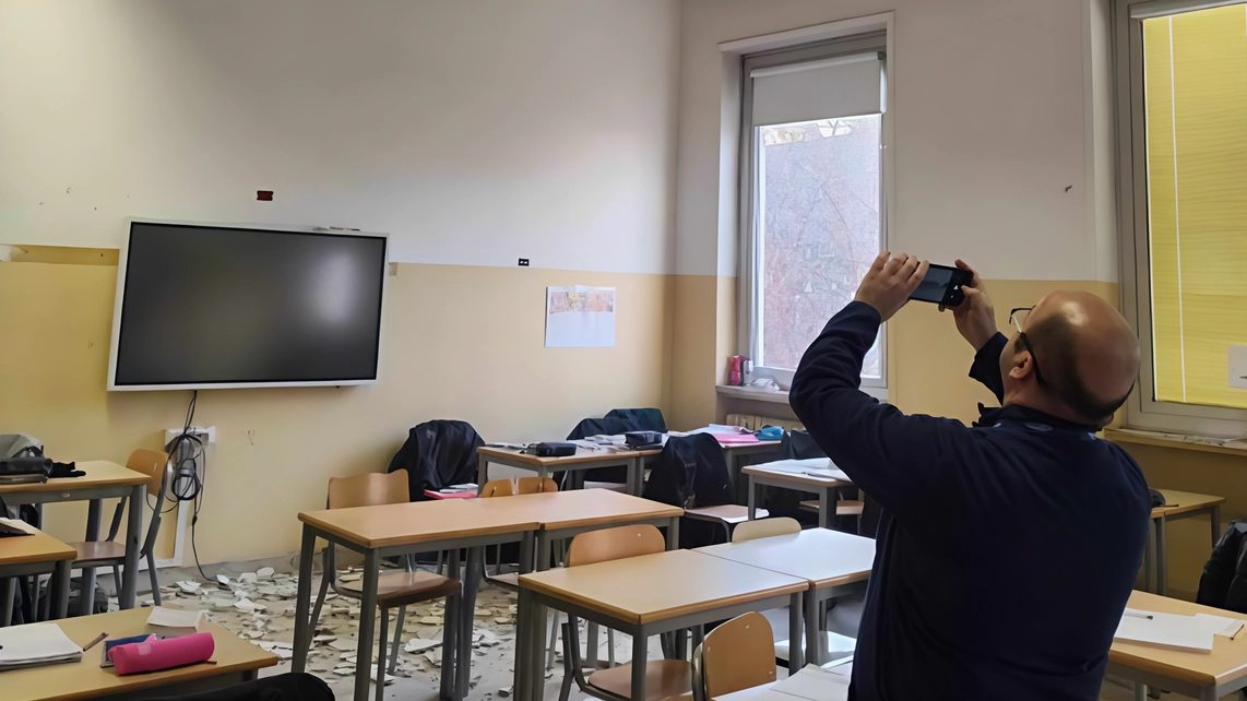 Il soffitto con la porzione d’intonaco mancante. A terra, i calcinacci Il soffitto con la porzione d’intonaco mancante. A terra, i calcinacci