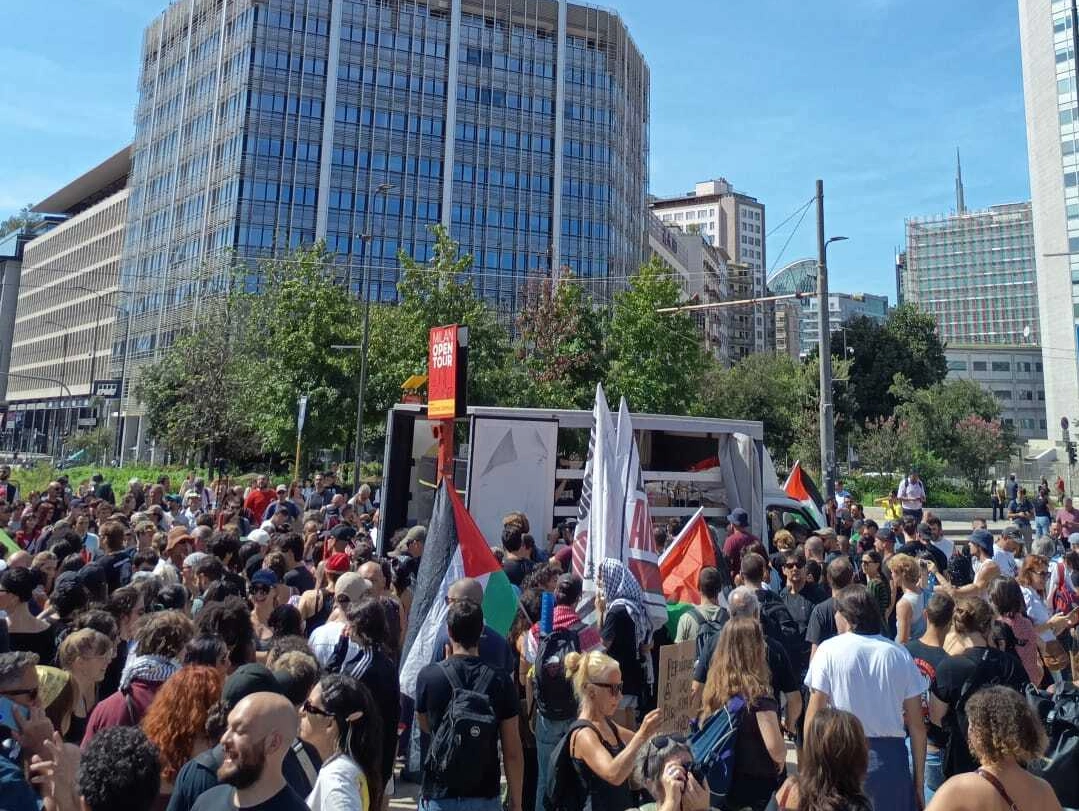 La manifestazione degli antagonisti in piazza Duca d'Aosta