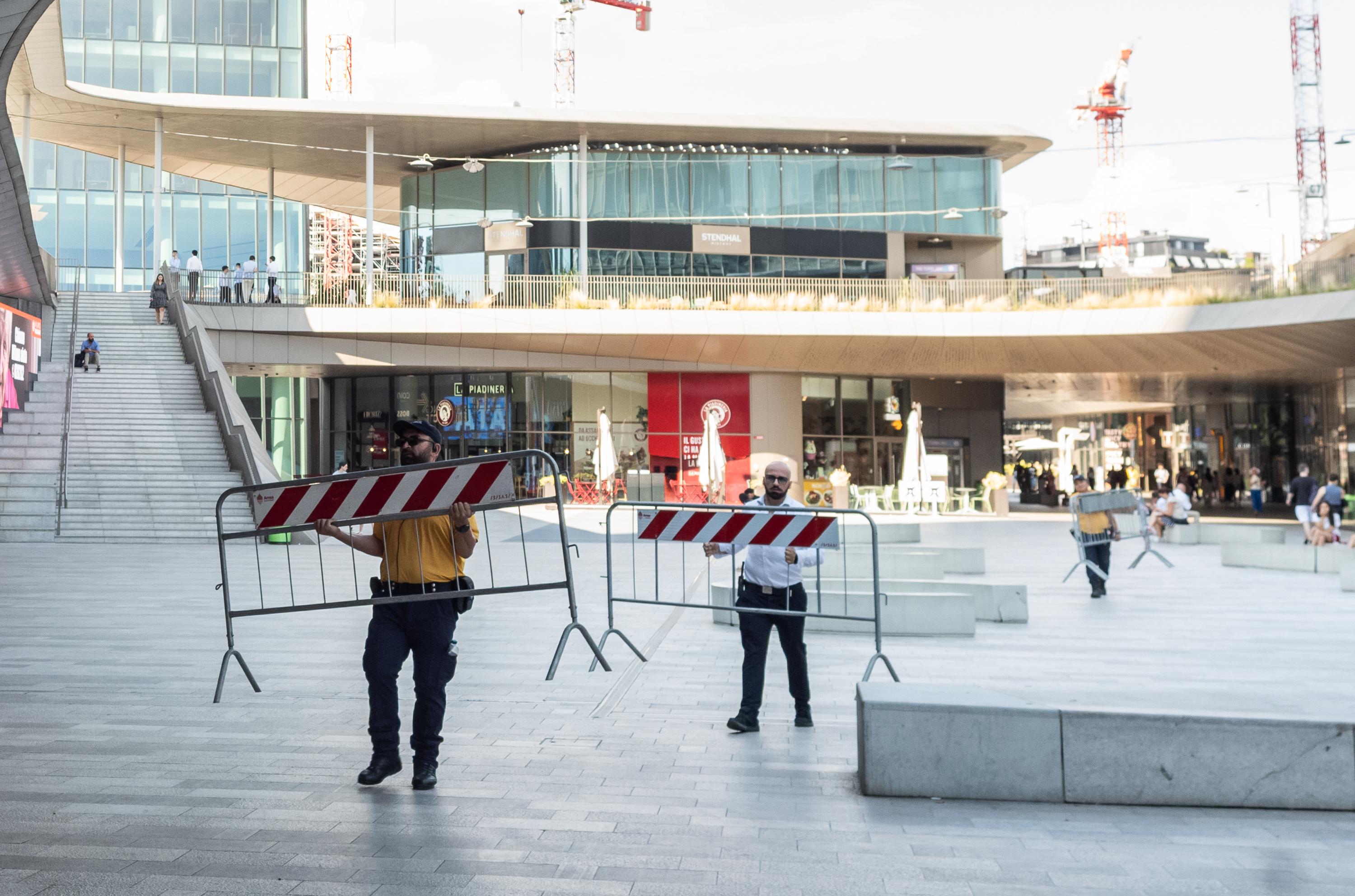 Torre Hadid: tolte le transenne, riapre lo shopping district. Dipendenti Generali ancora a casa
