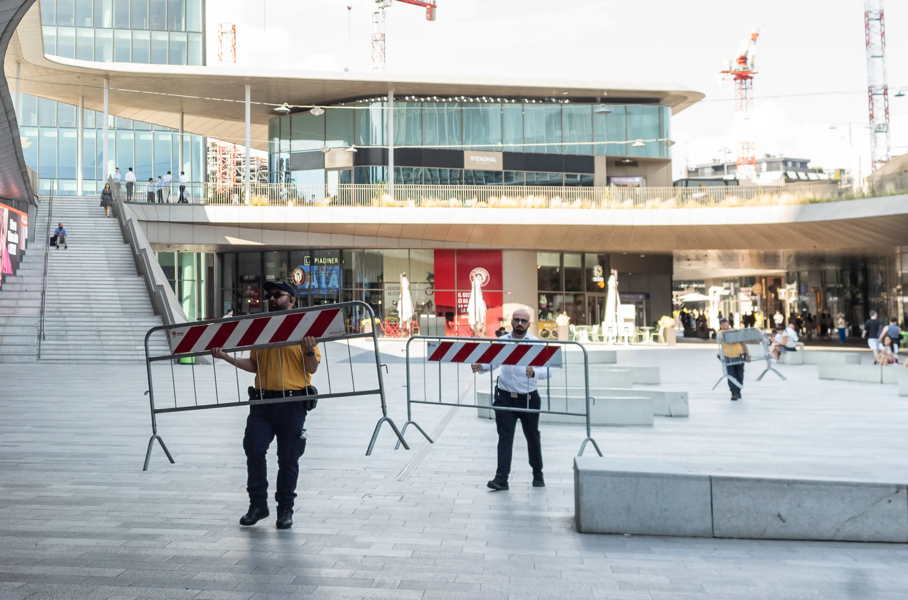 Torre Hadid: tolte le transenne, riapre lo shopping district. Dipendenti Generali ancora a casa