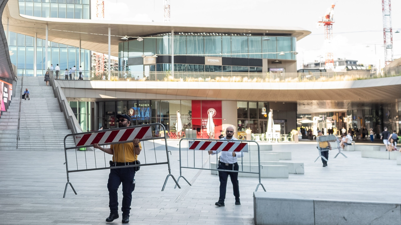 Torre Hadid: tolte le transenne, riapre lo shopping district. Dipendenti Generali ancora a casa