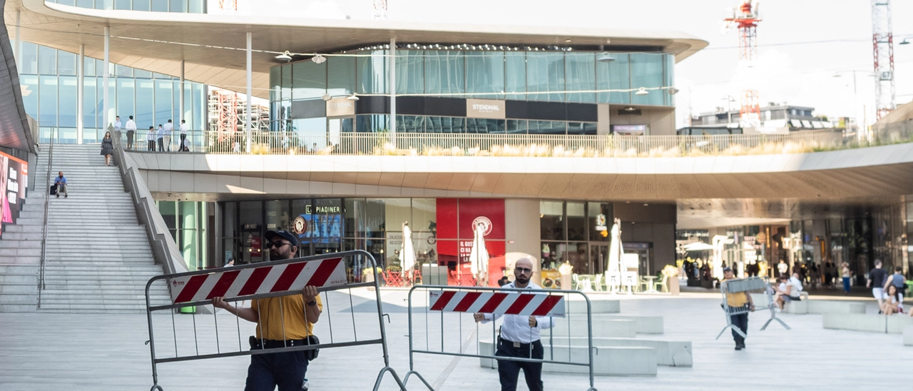 Torre Hadid: tolte le transenne, riapre lo shopping district. Dipendenti Generali ancora a casa