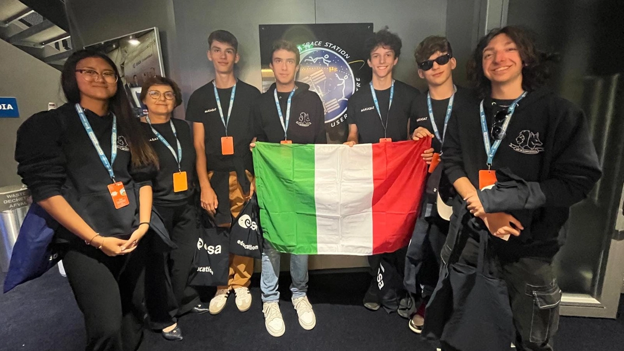 La classe del liceo Machiavelli che ha rappresentato l’Italia al CanSat, il concorso che l’Agenzia spaziale europea lancia per avvicinare giovani talenti alla scienza A sinistra, il mini-satellite La classe del liceo Machiavelli che ha rappresentato l’Italia al CanSat, il concorso che l’Agenzia spaziale europea lancia per avvicinare giovani talenti alla scienza A sinistra, il mini-satellite