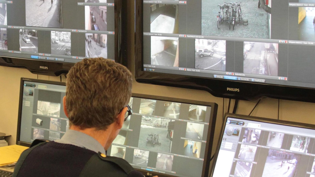 Le nuove telecamere, finanziate anche dalla Regione, permetterano di controllare le piazze Garibaldi e Campello Le nuove telecamere, finanziate anche dalla Regione, permetterano di controllare le piazze Garibaldi e Campello