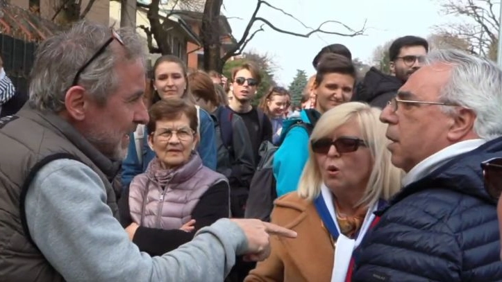 Battibecchi tra sostenitori e oppositori Putin