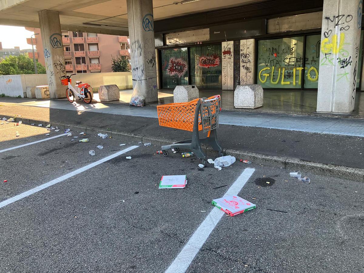 Piazza Gandhi a Rho ritrovo dei “maranza” tra degrado, vandalismo e gare in moto: “E se qualcuno osa riprenderli partono insulti e minacce”