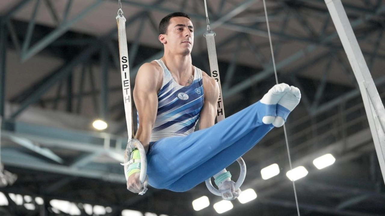 Lorenzo Bonicelli impegnato in un esercizio agli anelli