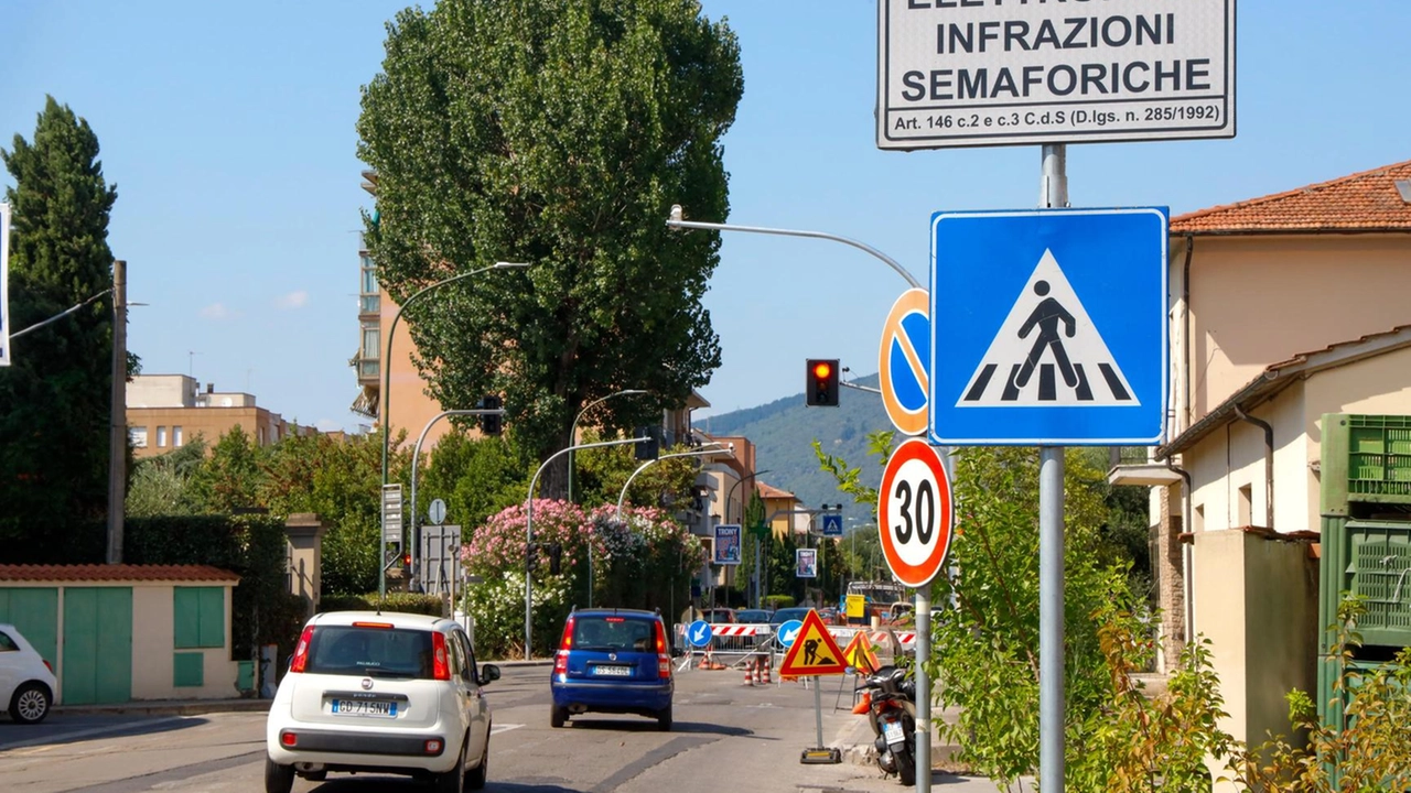 Rendere più sicuri tutti gli incroci nel perimetro cittadino con l’installazione di T-Red che rilevano chi non rispetta i... Rendere più sicuri tutti gli incroci nel perimetro cittadino con l’installazione di T-Red che rilevano chi non rispetta i...