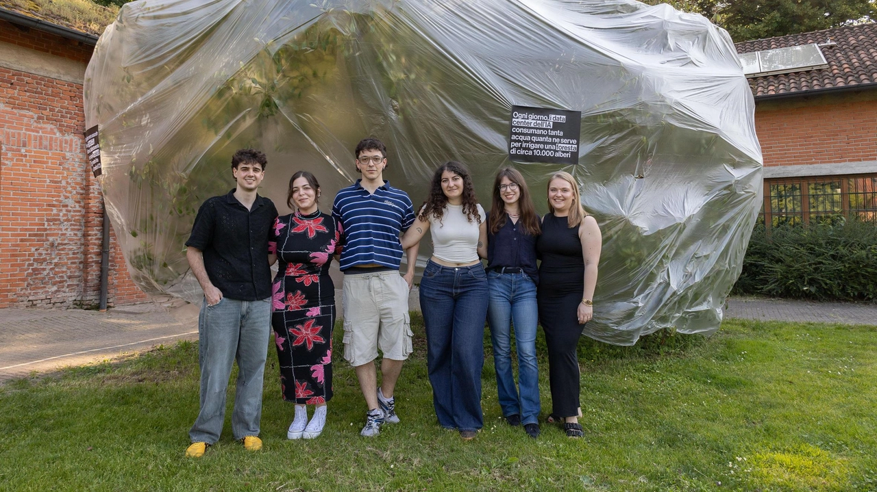 L’installazione degli studenti del Politecnico per riflettere sulle emissioni di anidride carbonica legate all’Intelligenza artificiale L’installazione degli studenti del Politecnico per riflettere sulle emissioni di anidride carbonica legate all’Intelligenza artificiale