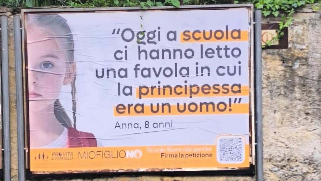 “La principessa era un uomo”. Protesta a Chiavenna contro il manifesto Pro Vita ma il sindaco non lo rimuove