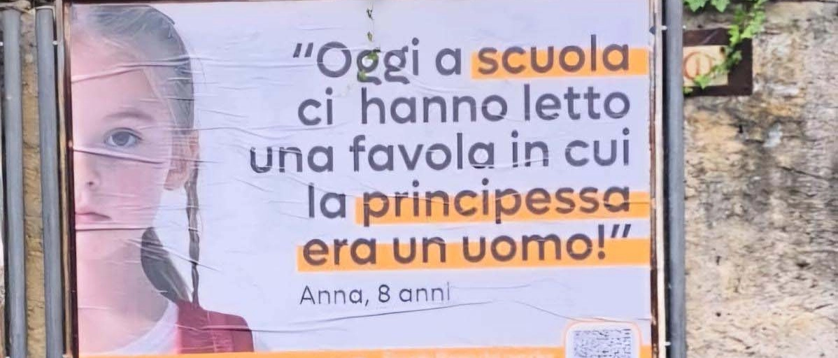 “La principessa era un uomo”. Protesta a Chiavenna contro il manifesto Pro Vita ma il sindaco non lo rimuove