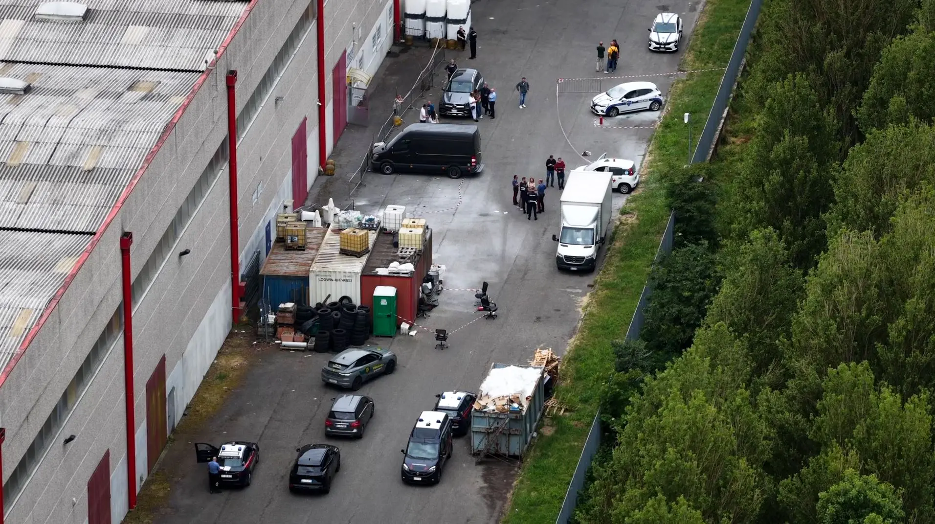 Rapina e sparatoria al centro logistico di Lacchiarella, camion incendiati e chiodi per coprirsi la fuga: tre feriti
