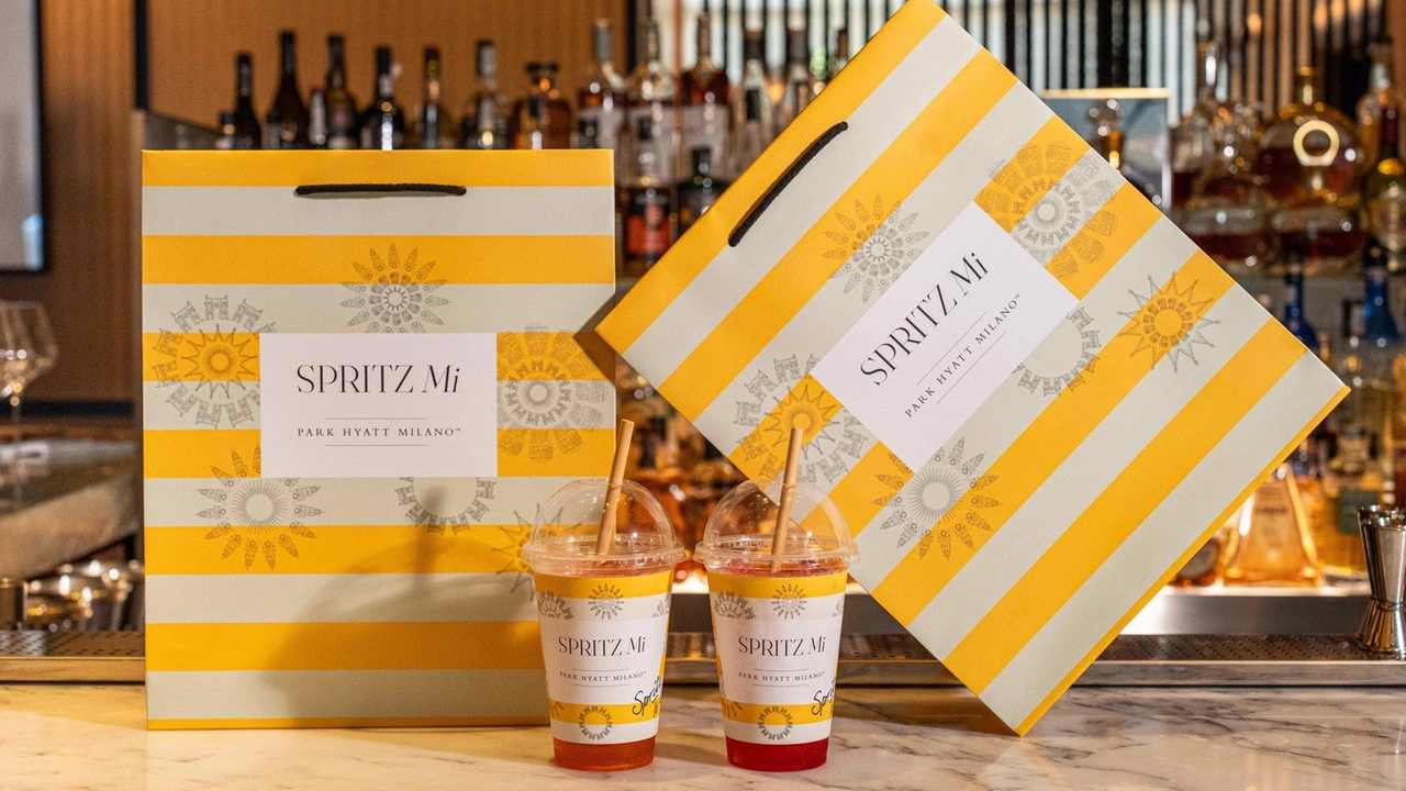 Spritz to go, nella Milano da bere arriva il celebre cocktail e in versione da passeggio