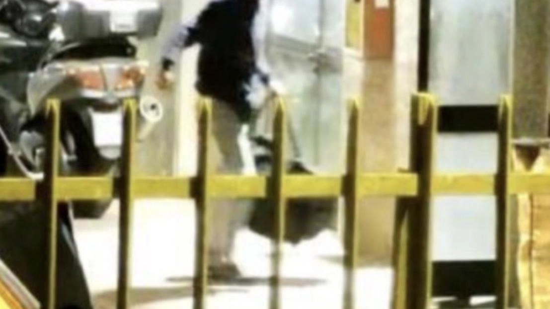 Una delle immagini registrate dagli investigatori sui traffici al centro di via Tazzoli
