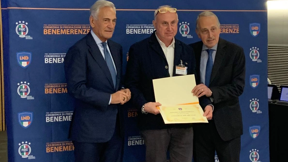 Il presidente Mario Lattuada riceve il premio dal numero 1 della Figc Gabriele Gravina e dal responsabile della Lega Dilettanti, Giancarlo Abete Il presidente Mario Lattuada riceve il premio dal numero 1 della Figc Gabriele Gravina e dal responsabile della Lega Dilettanti, Giancarlo Abete