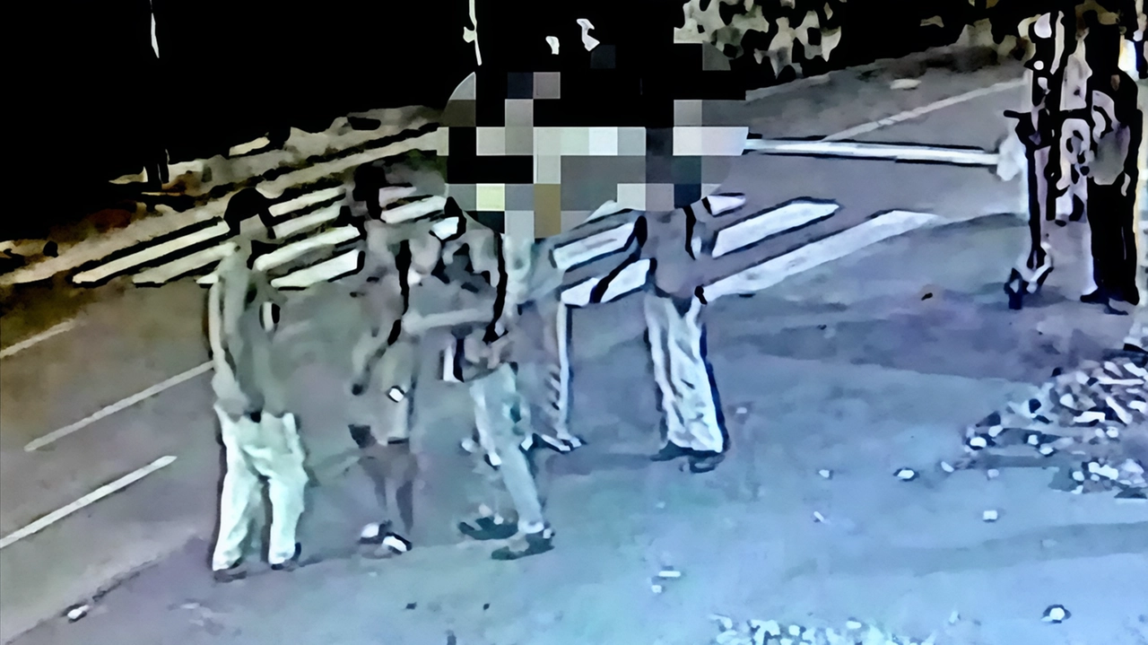 Una delle tante risse riprese dalla videocamera nella zona di spaccio all’incrocio tra via Paglia e via Bonomelli a Bergamo Una delle tante risse riprese dalla videocamera nella zona di spaccio all’incrocio tra via Paglia e via Bonomelli a Bergamo
