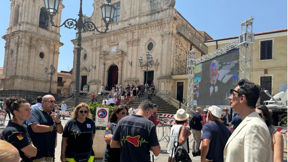 L’amore di Militello per Pippo Baudo, abbraccio di popolo tra maxischermo e gigantografie: “Nostro orgoglio, è tornato a casa sua” / 