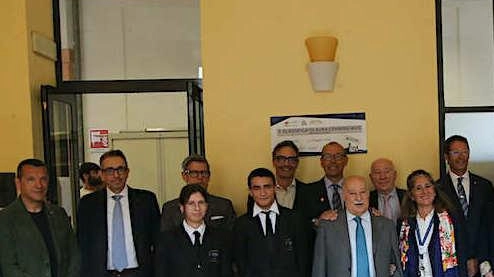 Dai tablet per la didattica a distanza al supporto per l’acquisto di testi scolastici. Continua la collaborazione dei Rotary club... Dai tablet per la didattica a distanza al supporto per l’acquisto di testi scolastici. Continua la collaborazione dei Rotary club...