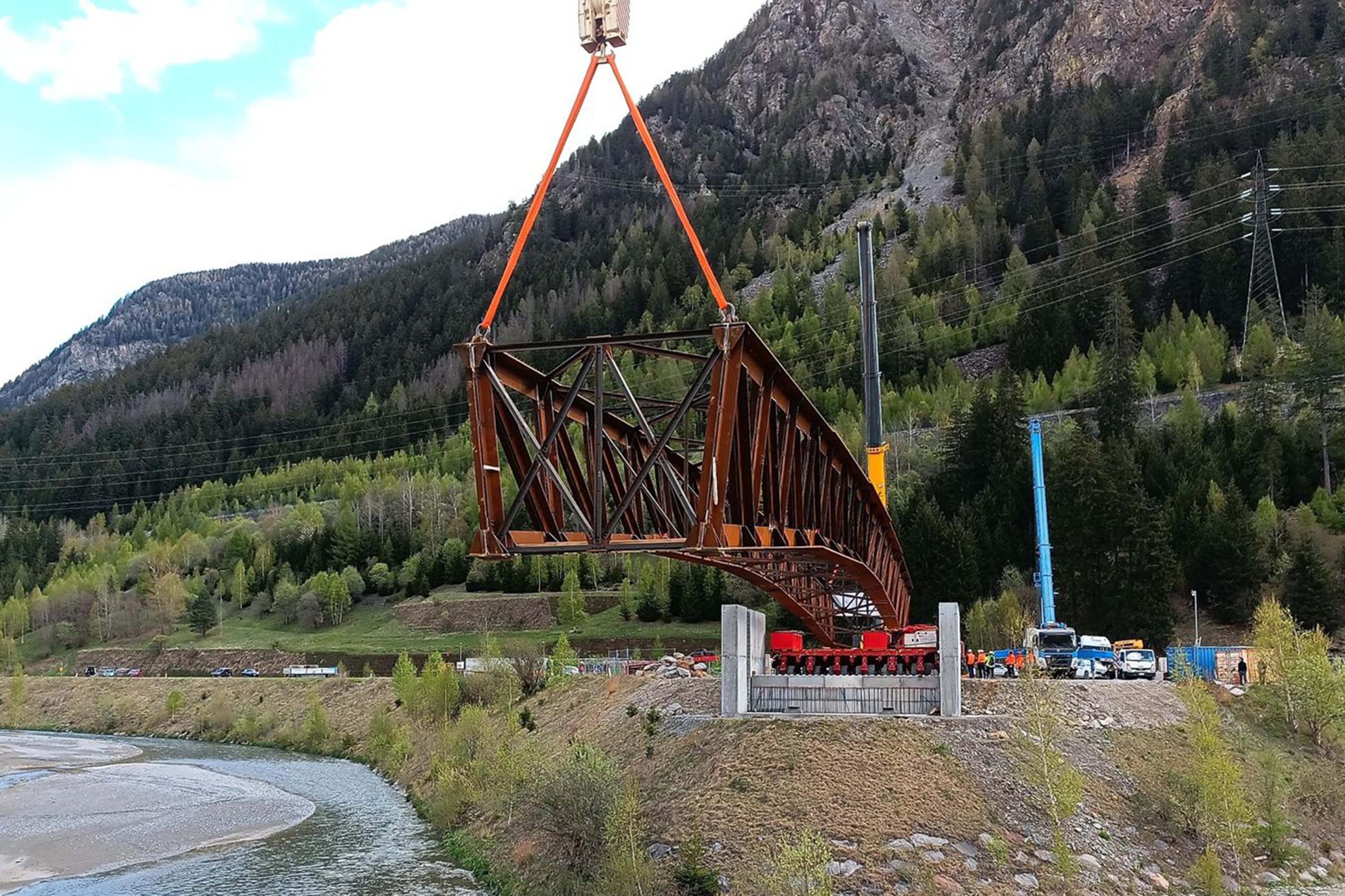 La frana della Val Pola portò morte e distruzione 38 anni fa. Ora posato il ponte che unirà i due versanti La frana della Val Pola portò morte e distruzione 38 anni fa. Ora posato il ponte che unirà i due versanti