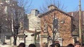 La vernice rossa colora da ieri una panchina di piazzale Aquileia: un simbolo contro la violenza sulle donne che esiste... La vernice rossa colora da ieri una panchina di piazzale Aquileia: un simbolo contro la violenza sulle donne che esiste...