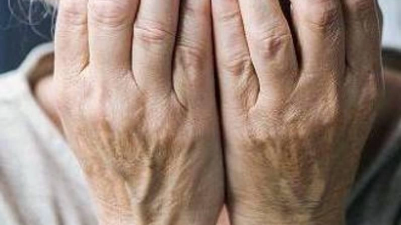 Quarto Oggiaro, l’84enne è caduta nella trappola del finto ghisa. "Mi ha detto che mio figlio era in ospedale". A un uomo ha consegnato soldi e gioielli, tra cui le fedi nuziali. Arrestato grazie a un vicino. "Io ero nel panico". Quarto Oggiaro, l’84enne è caduta nella trappola del finto ghisa. "Mi ha detto che mio figlio era in ospedale". A un uomo ha consegnato soldi e gioielli, tra cui le fedi nuziali. Arrestato grazie a un vicino. "Io ero nel panico".