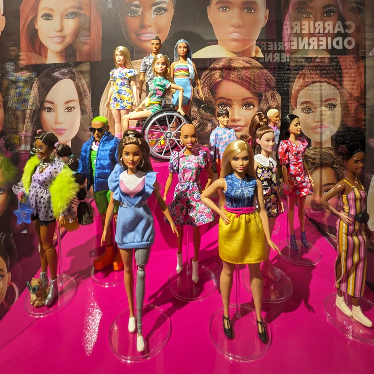'Together We Shine' alla mostra 'Barbie: Cultural Icon Exhibition'