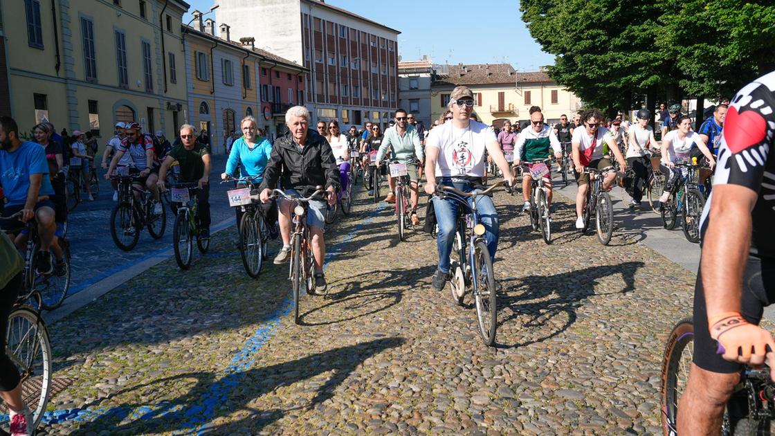 La Ciclolonga del Motoclub. Un serpentone di 700 bici tra i paesi del Basso Lodigiano La Ciclolonga del Motoclub. Un serpentone di 700 bici tra i paesi del Basso Lodigiano