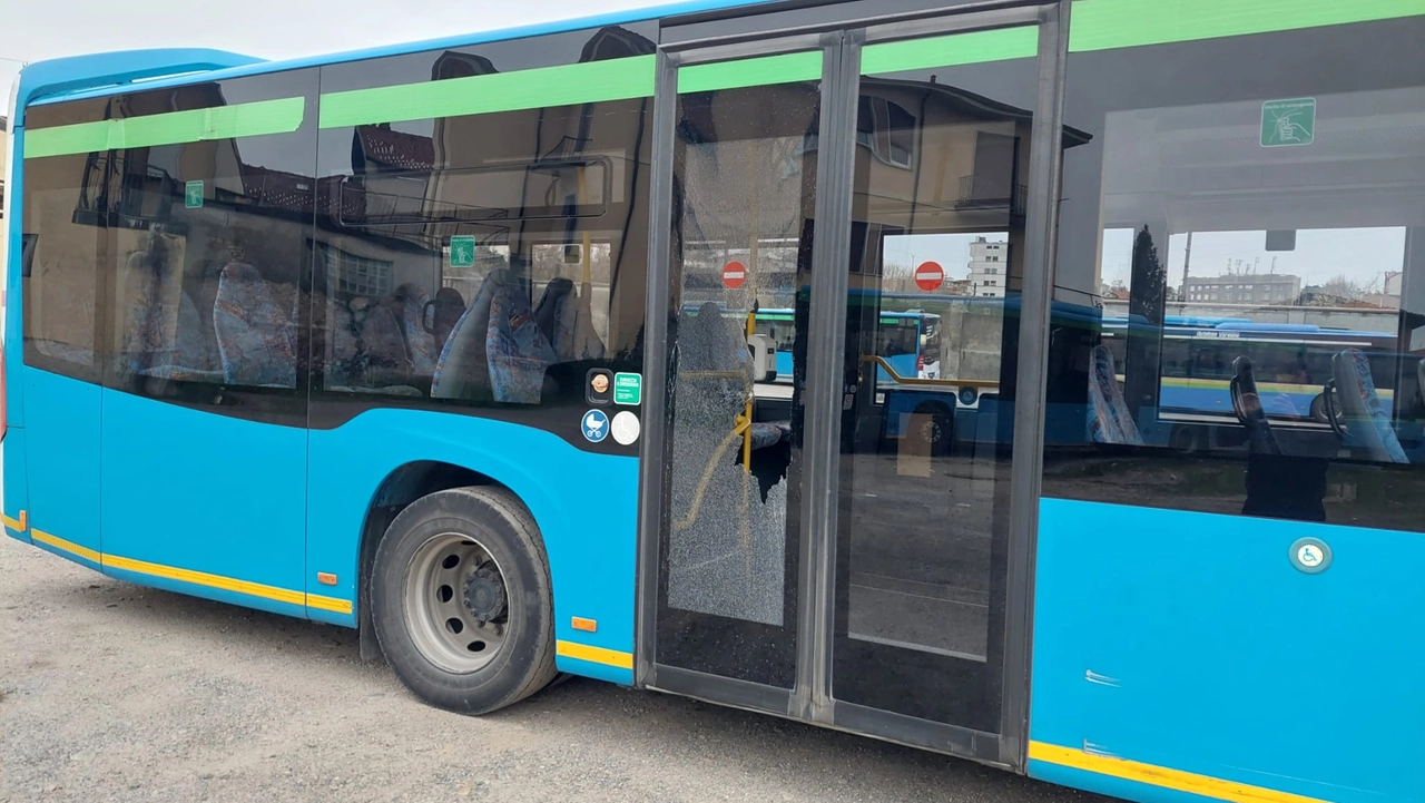 Uno degli autobus della linea Daverio-Azzate colpiti dal lancio di sassi