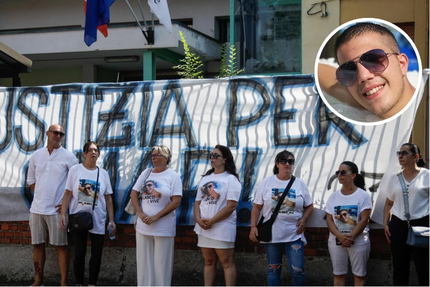 Lo striscione appeso fuori dalla chiesa per i funerali di Omar Bassi