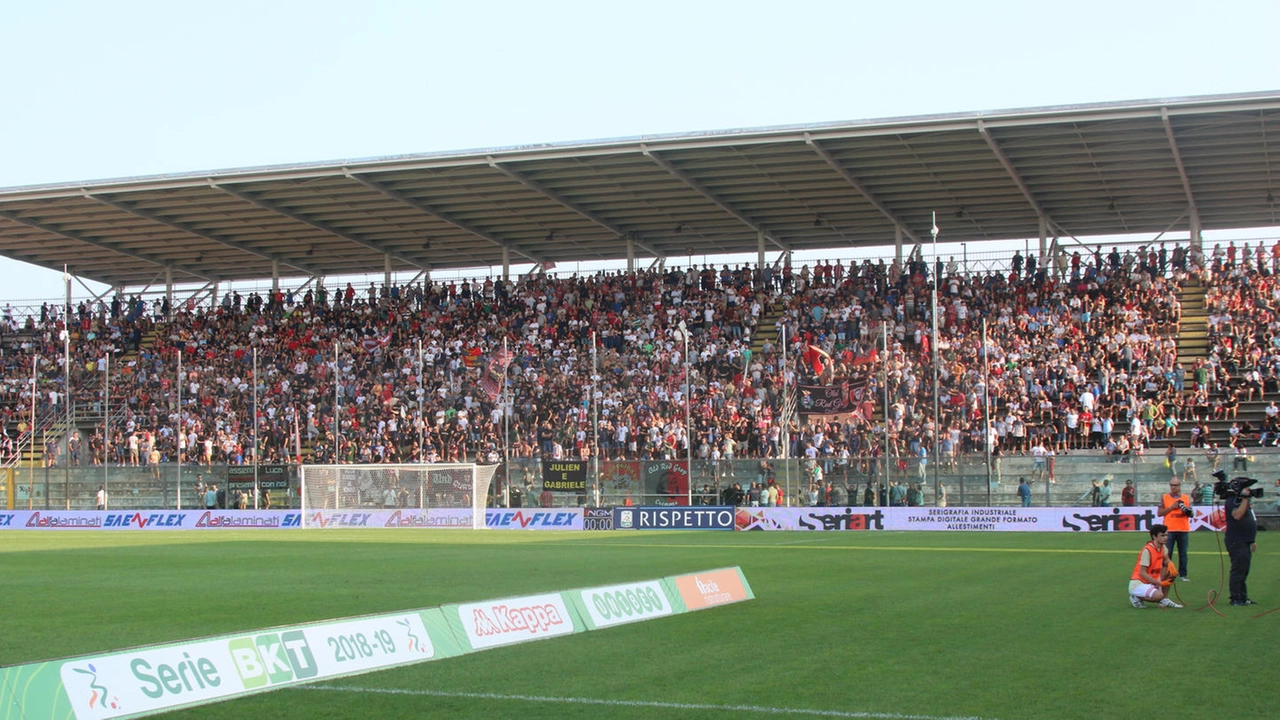 Tifosi allo stadio Giovanni Zini Tifosi allo stadio Giovanni Zini
