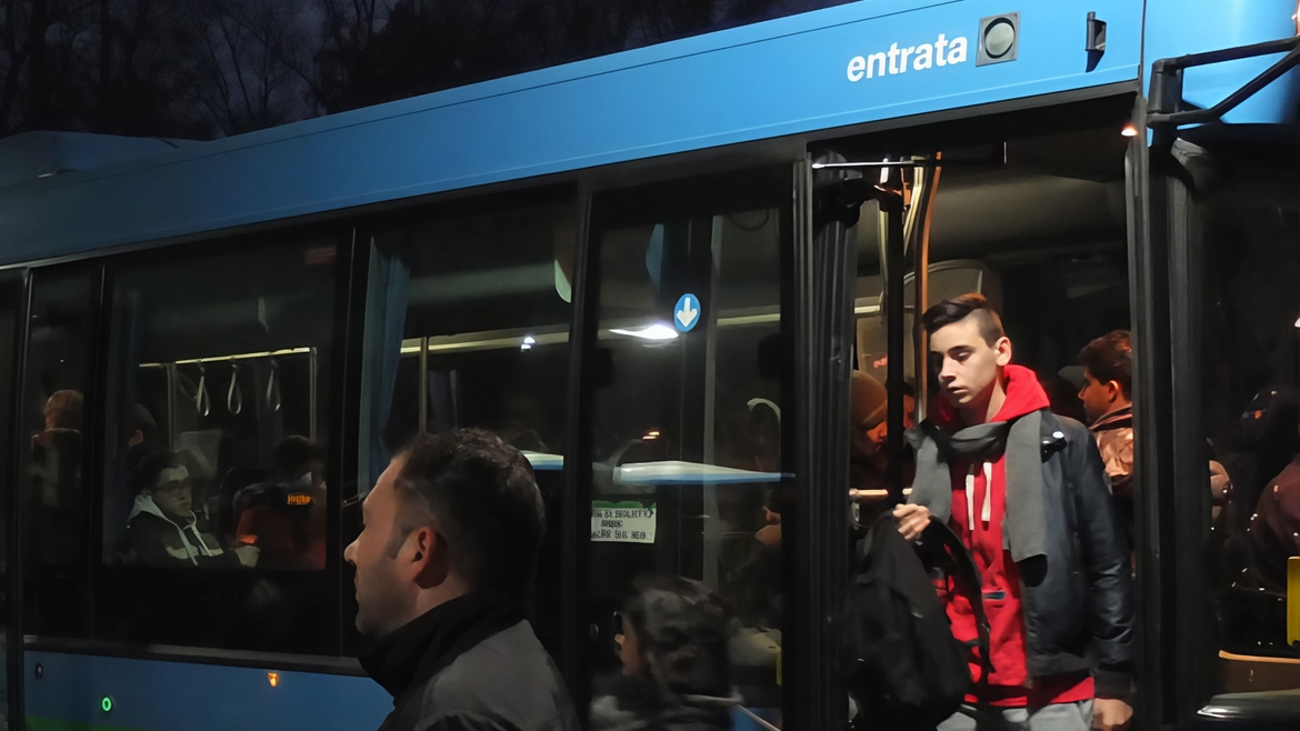 A Monza, carenza di trasporto pubblico nei giorni festivi: solo due linee attive, cittadini chiedono miglioramenti per ridurre traffico e inquinamento. A Monza, carenza di trasporto pubblico nei giorni festivi: solo due linee attive, cittadini chiedono miglioramenti per ridurre traffico e inquinamento.