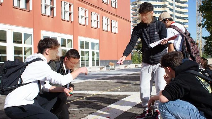 A Milano, il festival GenerAzioni dell'Università di Milano-Bicocca avvicina 650 ragazzi alla ricerca accademica sul tema della sostenibilità urbana, coinvolgendo studenti delle superiori in un progetto di un anno. A Milano, il festival GenerAzioni dell'Università di Milano-Bicocca avvicina 650 ragazzi alla ricerca accademica sul tema della sostenibilità urbana, coinvolgendo studenti delle superiori in un progetto di un anno.