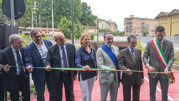 Il taglio del nastro da parte delle autorità Nelle prossime settimane saranno installate le telecamere per garantire maggiore sicurezza Il taglio del nastro da parte delle autorità Nelle prossime settimane saranno installate le telecamere per garantire maggiore sicurezza