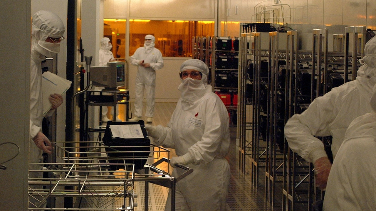 Il sindacato teme lo svuotamento del polo produttivo, dove si parla di 1.500 esuberi, e chiede investimenti su produzione e ricerca a 12 pollici Il sindacato teme lo svuotamento del polo produttivo, dove si parla di 1.500 esuberi, e chiede investimenti su produzione e ricerca a 12 pollici