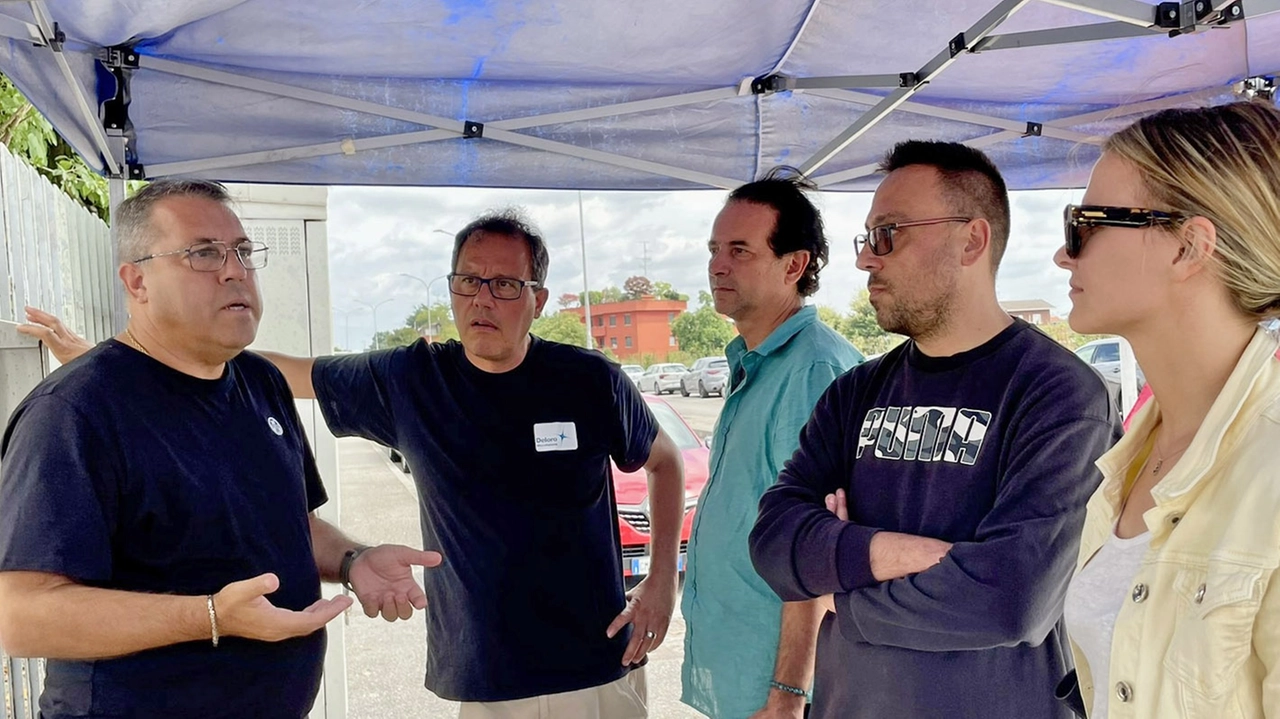 Il sindaco di Pieve Pierluigi Costanzo (primo da sinistra) mentre parla con Fabio Orlando (secondo da destra) e altri lavoratori davanti all’azienda Il sindaco di Pieve Pierluigi Costanzo (primo da sinistra) mentre parla con Fabio Orlando (secondo da destra) e altri lavoratori davanti all’azienda