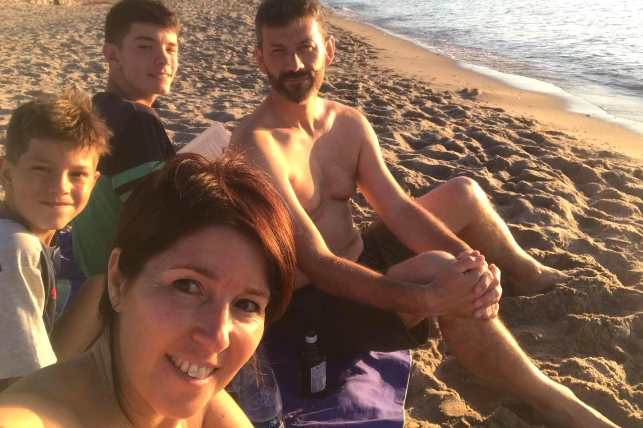Una foto tratta da Facebook della famiglia Chiarioni, sterminata dal figlio in una notte di follia a fine agosto