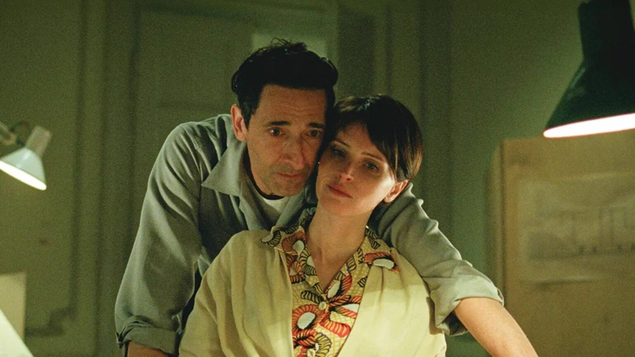 Adrien Brody (Oscar come miglior attore protagonista) e Felicity Jones in una scena di ’The Brutalist’ Adrien Brody (Oscar come miglior attore protagonista) e Felicity Jones in una scena di ’The Brutalist’