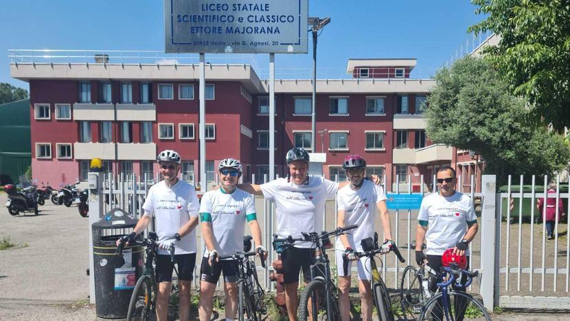 Da Desio all’Elba in bici: "Omaggio ai nostri amici morti in un incendio" Da Desio all’Elba in bici: "Omaggio ai nostri amici morti in un incendio"