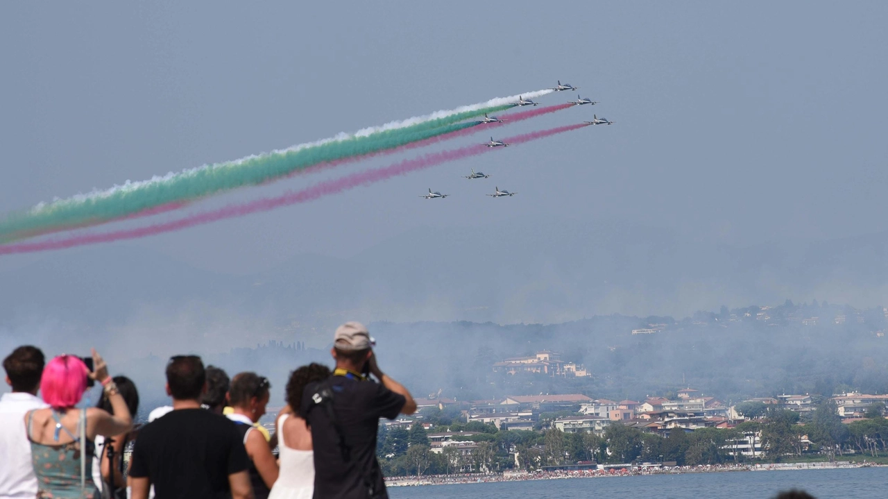 La pattuglia acrobatica italiana tornerà a colorare di bianco, rosso e verde i cieli del Lago di Garda e a... La pattuglia acrobatica italiana tornerà a colorare di bianco, rosso e verde i cieli del Lago di Garda e a...