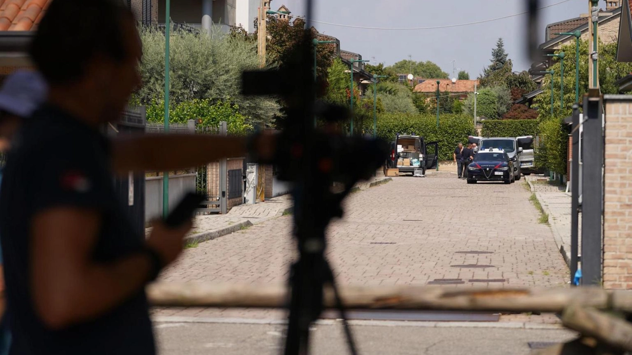 A 17 anni uccise il padre, la madre e il fratello nel Milanese A 17 anni uccise il padre, la madre e il fratello nel Milanese