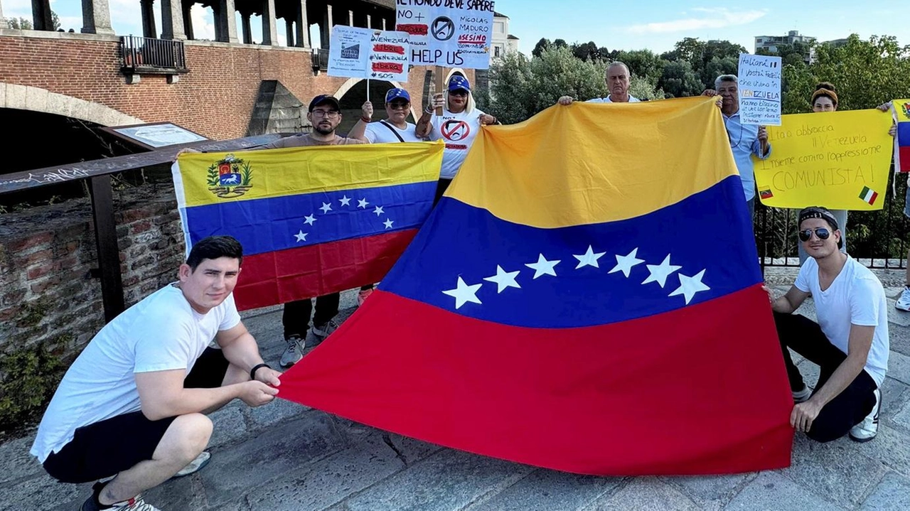 Italo-venezuelani manifestano a Pavia contro il regime di Maduro e Chavez, chiedendo libertà per il Venezuela. Organizzata da Maryoris Aaron, la protesta ha avuto il sostegno di politici locali. Italo-venezuelani manifestano a Pavia contro il regime di Maduro e Chavez, chiedendo libertà per il Venezuela. Organizzata da Maryoris Aaron, la protesta ha avuto il sostegno di politici locali.