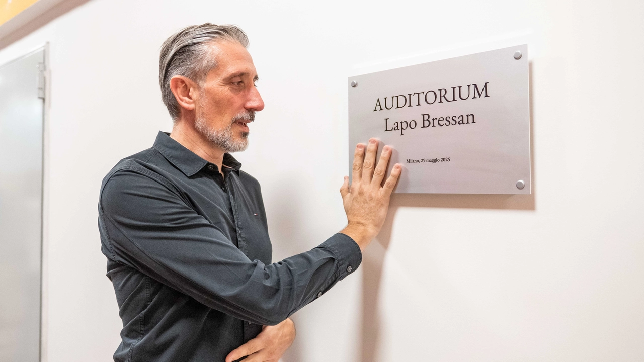 Il padre di Lapo Bressan accarezza la targa con il nome del figlio Il padre di Lapo Bressan accarezza la targa con il nome del figlio