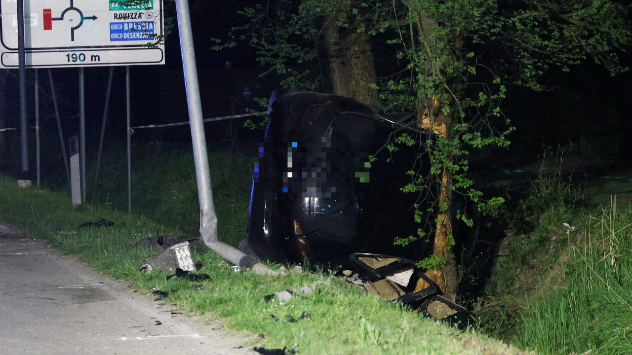 Sirmione, la Porsche finita fuori strada dopo lo schianto contro un furgone