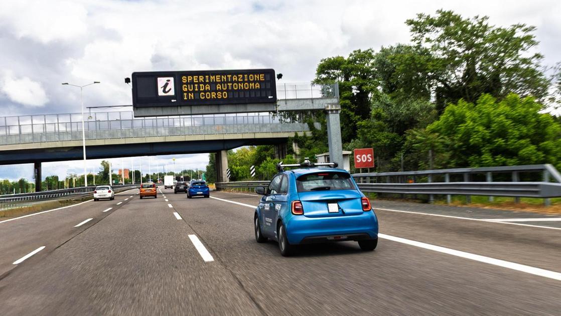 una fiat 500 ha guidato senza conducente sull autostrada milanoserravalle ecco com è andata