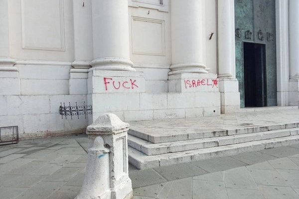 Le scritte antisemite sul duomo di Montichiari