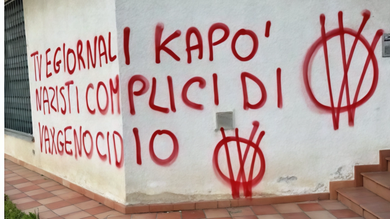Sedi del Partito Democratico e di VareseNews vandalizzate dai no vax a Malnate e Gazzada Schianno. Condanne e preoccupazione da parte delle autorità locali e politiche.