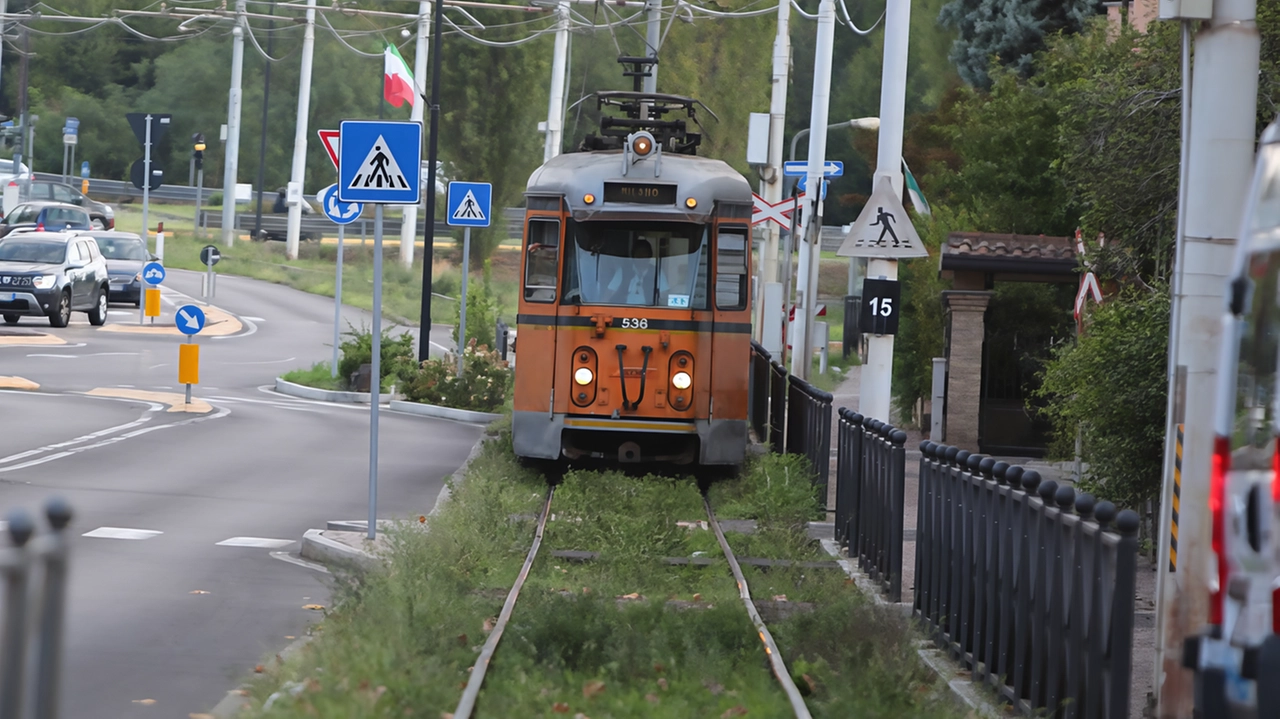 La vecchia tranvia della Comasina è andata in pensione tra le proteste dei pendolari il 30 settembre del 2022 per motivi di sicurezza Per riavere la linea bisognerà attendere almeno 4 anni La vecchia tranvia della Comasina è andata in pensione tra le proteste dei pendolari il 30 settembre del 2022 per motivi di sicurezza Per riavere la linea bisognerà attendere almeno 4 anni