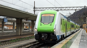 Trenord, il 20% dei treni arriva in ritardo “ma lo stipendio dei dirigenti continua ad aumentare”