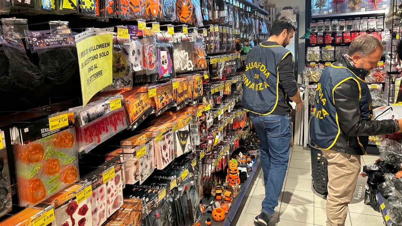 I finanzieri in uno dei negozi sottoposti a controllo I finanzieri in uno dei negozi sottoposti a controllo