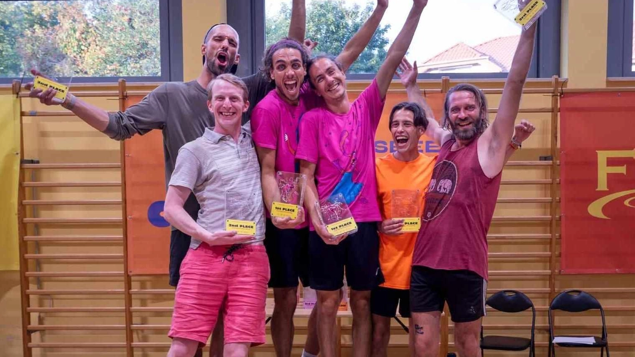Gli italiani sul podio ai mondiali in Polonia. Tra loro il milanese Santolin. Trionfi dedicati a De Chiara, il precursore scomparso 4 anni fa a causa del Covid. Gli italiani sul podio ai mondiali in Polonia. Tra loro il milanese Santolin. Trionfi dedicati a De Chiara, il precursore scomparso 4 anni fa a causa del Covid.